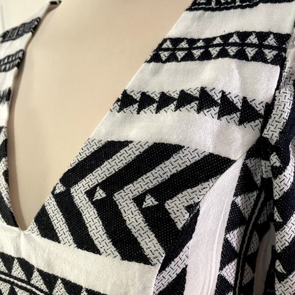 Old Navy V-Neck Geometric Mini Dress, size Medium - Picture 3 of 9